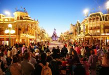 Disneyland Paris : les femmes de chambre de l’hôtel Newport Bay Club poursuivent leur grève entamée depuis huit jours