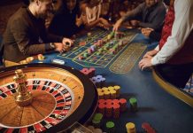 Minima inférieurs au SMIC, Social | La menace d’une fusion des branches non vertueuses (casinos, plein air…) devrait activer les négociations ! Croupier à la roulette @ credit Depositphotos