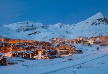 Saisonniers, Social | La station de Val Thorens au chevet des saisonniers ! Val Thorens by night @ credit Depositphotos