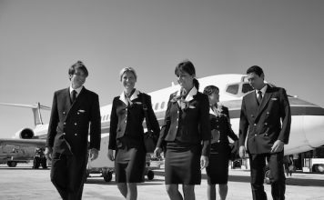 Social | Air France vs 4000 hôtesses et stewards aux prud’hommes Italy, Sardinia, Olbia International Airport, flight assistants near an airplane @ credit Depositphotos