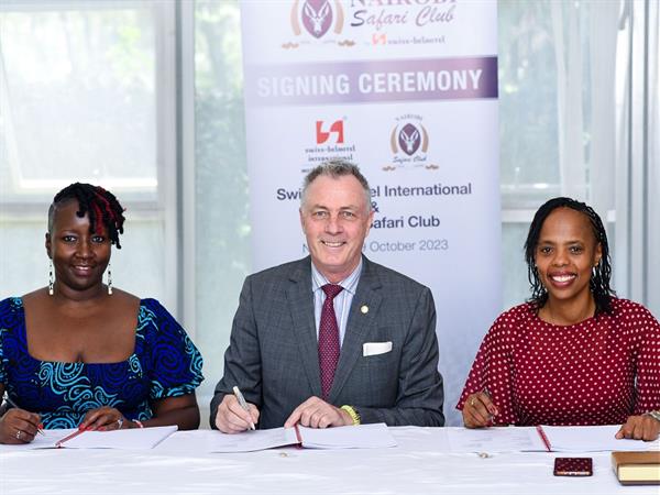 Les Directrices du groupe Mukawa Mesdames Clare Njeri Githunguri (left) et Madame Lilian Joy Nyagaki Githunguri (right) signent l'accord de gestion aux côtés de Laurent Voivenel @ credit Swiss-Belhotel International