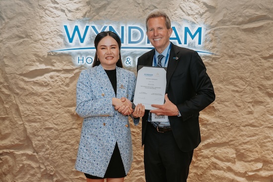 Miss Athithan Theansukont, CEO of The Ozone Group Phuket Limited, and Mr. Geoff Ballotti, President & CEO of Wyndham Hotels & Resorts@ credit The Ozone Group Phuket