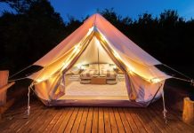 Glamping, Startups | MooVert et Aurae Cocoon, un partenariat pour développer et renforcer l’offre touristique du « glamping » en France Tent at glamping, night @ credit Depositphotos