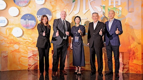 De gauche à droite : Daniel Aylmer, directeur général, IHG Greater China (deuxième à partir de la gauche) ; Ying Ying Koh, vice-président des ressources humaines, IHG Grande Chine ; Rita Jiang, vice-présidente commerciale, IHG Grande Chine ; David Lim, vice-président des opérations, luxe et style de vie, IHG Grande Chine ; Jérôme Qiu, directeur des opérations, IHG Grande Chine 