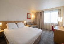 RSE, Ferney-Voltaire | Avant sa démolition et renaissance, cet ancien hôtel 4* proposera gratuitement 50 tonnes de mobilier et matériaux ! @ credit Novotel Genève aéroport