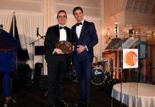 Italie | Alessio Lazazzera, Excelsior Venice Lido Resort, Lauréat du prix « European Hotel Manager of the year 2024 » De gauche à droite, Alessio Lazazzera et le président de l'EHMA, Panos Almyrantis @ credit EHMA