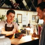 Encaissement des pourboires sur TPE @ credit Depositphotos