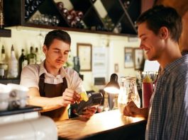 Paie | Pourboires : les députés prolongent la défiscalisation jusqu’en 2028 Encaissement des pourboires sur TPE @ credit Depositphotos