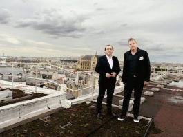 Federico J. González, Vice-Président exécutif de Radisson Hotel Group et Thierry Cahierre, Président de Redevco France sur les toits du futur Radisson Collection