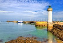 Cession, Bretagne | Le Sofitel Quiberon bientôt vendu ? Lighthouse on atlantic coast of Quiberon, Morbihan, France @ credit Depositphotos