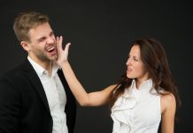 Jurisprudence | Désormais, les agissements sexistes justifient un licenciement ! Abuse at work. Angry woman slap man in face. Using physical abuse in workplace. Physical harm. Coworker harassment and discrimination. Bullying and violence. Occupational injury. Victim protection