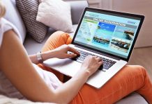 Europe | Fin de la « parité tarifaire » pour Booking.com Woman using laptop to book hotel online @ credit Depositphotos