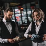 Partage des pourboires @ credit Depositphotos