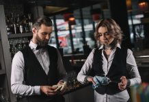 Défiscalisation des pourboires | Un amendement propose la reconduction pour 2025 & 2026 Partage des pourboires @ credit Depositphotos