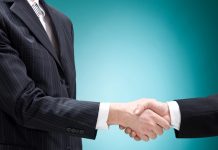 Économie, stratégie | Essendi cède ses actifs argentins pour renforcer son ancrage européen business man positive deal with handshake isolated