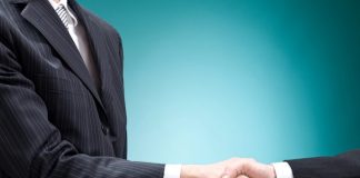 Économie, stratégie | Essendi cède ses actifs argentins pour renforcer son ancrage européen business man positive deal with handshake isolated