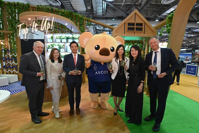 M. Alvin Tan , ministre d'État, ministère du Commerce et de l'Industrie et ministère de la Culture, de la Communauté et de la Jeunesse (troisième à partir de la gauche), savourant une bouteille de jus vert sain conçu pour représenter la marque Somerset sur le stand d'Ascott à l'ITB Asia 2024. Il était accompagné (de gauche à droite) de M. David Ruetz , vice-président principal, Messe Berlin ; Mme Melissa Ow , directrice générale, Singapore Statutory Board ; Mme Beh Siew Kim , directrice financière et du développement durable pour CLI Lodging et directrice générale du Japon et de la Corée, Ascott ; Mme Tan Bee Leng , directrice commerciale d'Ascott ; et M. Mario Tobias , PDG de Messe Berlin, avec une apparition spéciale de Cubby, la mascotte bien-aimée d'Ascott.