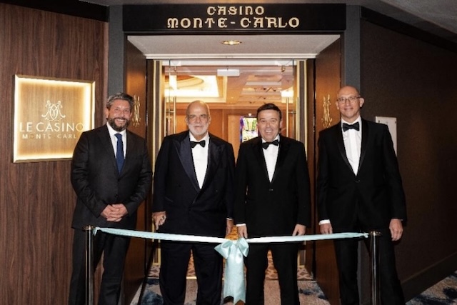 Stéphane Valeri, Président-Délégué de Monte-Carlo Société des Bains de Mer et Manfredi Lefebvre, Président Exécutif de A&K Travel Group Entourés de Bernie Leypold, Directeur Général des Opérations Crystal et Pascal Camia, Directeur du Développement International de Monte-Carlo Société des Bains de Mer