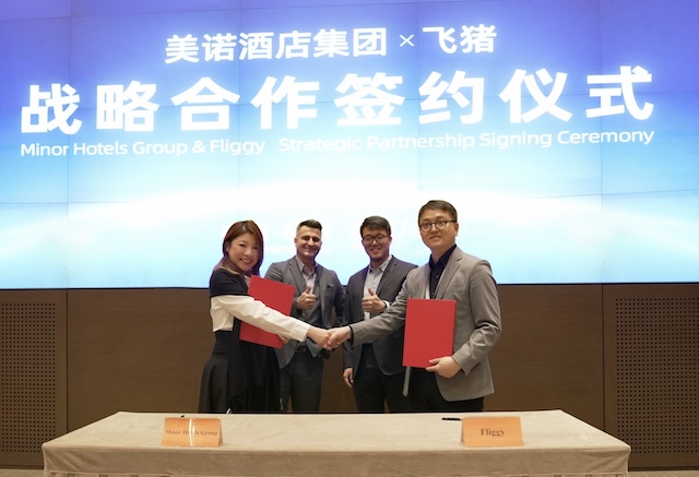 Signature de l'accord entre Minor Hotels et Fliggy - (de gauche à droite) Mme Melody Tsai, directrice commerciale régionale de Minor Hotels pour la Chine ; Lan Di Tullio, directeur commercial de Minor Hotels ; M. Zoran Zhuang, PDG de Fliggy ; M. Johnny Zhou, vice-président de Fliggy et directeur général de Fliggy Overseas Hotels @ credit Minor Hotels
