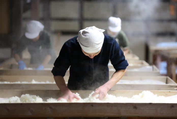 Fabrication du saké, illustration ©Agency for Cultural Affairs, Government of Japan. All Rights Reserved