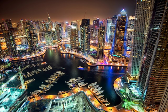Dubaï, la nuit @ credit Depositphotos