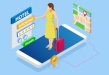 Parité tarifaire | ‘123Compare.me’ classe 188 OTAs selon leur impact réel Isometric online hotel booking concept. Young woman holding