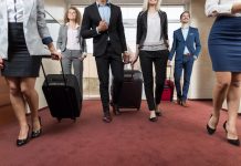 Monde, Tech’ | Accor lance un écosystème numérique mondial pour simplifier la réservation de réunions et événements Business People In Hotel Lobby