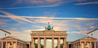 Ouvertures 2026, Monde | The Dean accélère son développement international avec trois ouvertures en 2026 Brandenburg Gate or Brandenburger Tor at sunset, Berlin, Germany