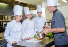 Social, HCR France | Les salaires des apprentis revalorisés à compter du 1er août 2025 Apprentissage, rémunération @ credit Depositphotos