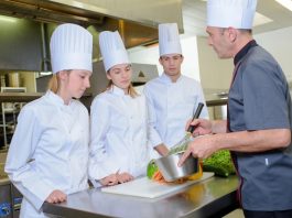 Social, HCR France | Les salaires des apprentis revalorisés à compter du 1er août 2025 Apprentissage, rémunération @ credit Depositphotos