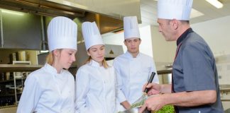 Aide à l’apprentissage | L’ administration annonce une suspension temporaire des versements jusqu’en mars 2026 Apprentissage, rémunération @ credit Depositphotos