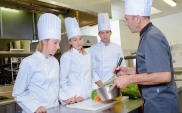 Aide à l’apprentissage | L’ administration annonce une suspension temporaire des versements jusqu’en mars 2026 Apprentissage, rémunération @ credit Depositphotos