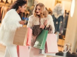 Perspective | Luxe en surchauffe : comment le mythe de la démocratisation a trahi son essence Luxury shooping in mall @ credit Depositphotos