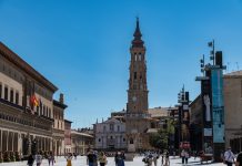 Deal, Espagne | À Saragosse, Novaxia NEO investit dans un hôtel avec un rendement de… 7,57 % Saragossa, Saragossa - Spain - 09-10-2021: View of Plaza del Pilar in Zaragoza, Spain, with the San Juan de los Panetes tower and lively crowds under a clear blue sky.