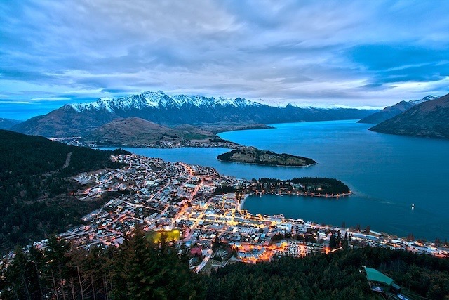 Par Lawrence Murray from Perth, Australia — Queenstown from Bob's Peak, CC BY 2.0, https://commons.wikimedia.org/w/index.php?curid=37661081