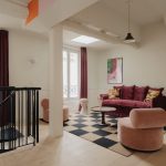Edgar Suites, spécialiste des appart’hôtels haut de gamme, poursuit son développement parisien avec une nouvelle implantation dans le quartier des Batignolles. Située 14 rue Lemercier, la Résidence Lemercier s’impose comme une adresse intimiste et élégante, issue de la transformation d’un hôtel existant en un espace contemporain de 19 chambres réparties en plusieurs appartements. Un emplacement stratégique au cœur des Batignolles Le quartier, au charme de village, offre une vie de proximité avec ses commerces, restaurants et galeries d’art, tout en bénéficiant d’une excellente accessibilité vers le centre historique et le pôle d’affaires de Clichy-Batignolles. Une hospitalité durable et responsable La réhabilitation du bâtiment s’inscrit dans la stratégie d’Edgar Suites de revalorisation du bâti urbain. Les travaux ont permis une amélioration de la performance énergétique et traduisent l’engagement du groupe en faveur d’une hospitalité respectueuse de l’environnement. « Avec l’ouverture de notre première adresse dans le 17e arrondissement, nous renforçons notre développement à Paris. La Résidence Lemercier illustre notre volonté d’offrir une hospitalité urbaine durable, en participant activement à la revalorisation du patrimoine parisien », déclare Xavier O’Quin, président d’Edgar Suites. Une signature design par LA.M Studio La décoration intérieure a été confiée au studio LA.M, pour une deuxième collaboration avec Edgar Suites. Inspirés de l’esthétique japonaise, les intérieurs dévoilent des espaces aux lignes épurées : lits rappelant le futon, mobilier en bois chaleureux, tonalités bordeaux et vieux rose, cuisines aux crédences mouchetées et œuvres murales colorées. Une fresque pop art habille la cour intérieure, offrant à la résidence une identité visuelle forte et contemporaine. Confort haut de gamme pour voyageurs modernes Chaque appartement associe literie premium, cuisine équipée, salon convivial et espaces partagés (laverie, bagagerie 24h/24), répondant aux attentes des familles, des groupes et des voyageurs d’affaires. Avec la Résidence Lemercier, Edgar Suites confirme son ancrage parisien et son rôle dans la transformation du patrimoine hôtelier en lieux de vie hybrides, design et durables.