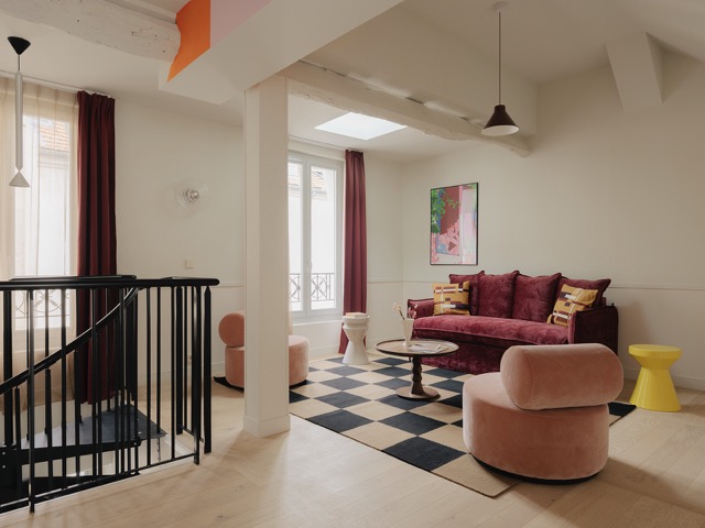 Edgar Suites, spécialiste des appart’hôtels haut de gamme, poursuit son développement parisien avec une nouvelle implantation dans le quartier des Batignolles. Située 14 rue Lemercier, la Résidence Lemercier s’impose comme une adresse intimiste et élégante, issue de la transformation d’un hôtel existant en un espace contemporain de 19 chambres réparties en plusieurs appartements. Un emplacement stratégique au cœur des Batignolles Le quartier, au charme de village, offre une vie de proximité avec ses commerces, restaurants et galeries d’art, tout en bénéficiant d’une excellente accessibilité vers le centre historique et le pôle d’affaires de Clichy-Batignolles. Une hospitalité durable et responsable La réhabilitation du bâtiment s’inscrit dans la stratégie d’Edgar Suites de revalorisation du bâti urbain. Les travaux ont permis une amélioration de la performance énergétique et traduisent l’engagement du groupe en faveur d’une hospitalité respectueuse de l’environnement. « Avec l’ouverture de notre première adresse dans le 17e arrondissement, nous renforçons notre développement à Paris. La Résidence Lemercier illustre notre volonté d’offrir une hospitalité urbaine durable, en participant activement à la revalorisation du patrimoine parisien », déclare Xavier O’Quin, président d’Edgar Suites. Une signature design par LA.M Studio La décoration intérieure a été confiée au studio LA.M, pour une deuxième collaboration avec Edgar Suites. Inspirés de l’esthétique japonaise, les intérieurs dévoilent des espaces aux lignes épurées : lits rappelant le futon, mobilier en bois chaleureux, tonalités bordeaux et vieux rose, cuisines aux crédences mouchetées et œuvres murales colorées. Une fresque pop art habille la cour intérieure, offrant à la résidence une identité visuelle forte et contemporaine. Confort haut de gamme pour voyageurs modernes Chaque appartement associe literie premium, cuisine équipée, salon convivial et espaces partagés (laverie, bagagerie 24h/24), répondant aux attentes des familles, des groupes et des voyageurs d’affaires. Avec la Résidence Lemercier, Edgar Suites confirme son ancrage parisien et son rôle dans la transformation du patrimoine hôtelier en lieux de vie hybrides, design et durables.