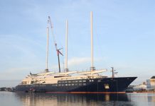 Inauguration prévue en juin 2026 | Orient Express Corinthian : le mâtage du voilier, un moment fondateur @ credit Orient Express Corinthian mâtage