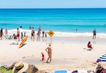 Australie | Accor renforce sa présence en Australie avec le rebranding de 4 hôtels propriété d’ Elanor Investors Group Byron Bay, NSW, Australia- January 3, 2018: People enjoying the sunny weather on the beach at Byron Bay, a popular destination with beaches and coastal trails on the North Coast of NSW, Australia.