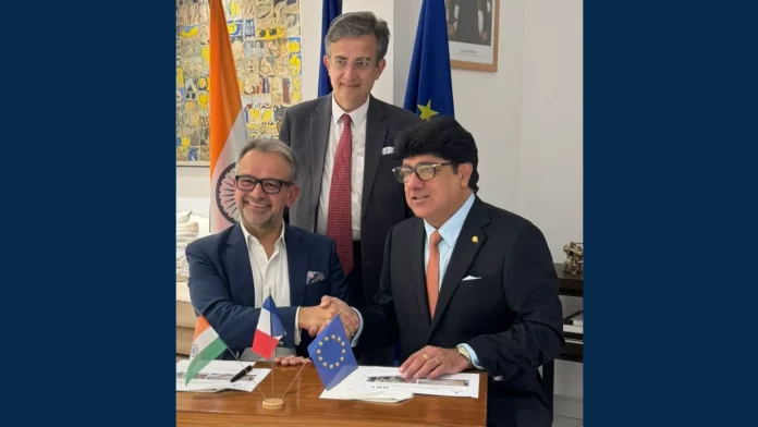 Cérémonie de signature : Vincenzo Vinzi, President - ESSEC Business School ESSEC Business School, Puneet Chhatwal, CEO IHCL