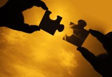 Développement, Asie-Pacifique | Infinitude Hospitality s’associe à Elegant Hotel Collection pour renforcer son ancrage régional two hands trying to connect couple puzzle piece with sunset background. Jigsaw alone wooden puzzle against sun rays. one part of whole. symbol of association and connection. business strategy.