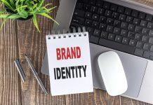 Branding | Auberge Resorts devient Auberge Collection et affirme son identité mondiale Laptop, mouse and notebook notes with text BRAND IDENTITY on wooden background.