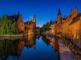 Bruges le soir à l'heure bleue. Le canal Rosary Quay dans le centre historique @Depositphotos.com