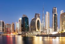 Analyse, EAU | Abu Dhabi en tête de la croissance hôtelière aux Émirats arabes unis selon Knight Frank Panaroma of Dubai skyline with Burj khalifa and other skyscrapers at night from Al Jadaf Waterfront; UAE