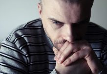 Ressources Humaines | HCR Bien-Être : un filet de sécurité renforcé pour les salariés des Hôtels, Cafés et Restaurants Homme confronté à des difficultés personnelles @ credit Depositphotos