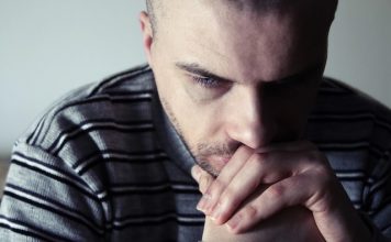 Ressources Humaines | HCR Bien-Être : un filet de sécurité renforcé pour les salariés des Hôtels, Cafés et Restaurants Homme confronté à des difficultés personnelles @ credit Depositphotos