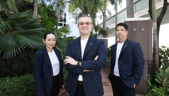 Thirayuth Chirathivat, PDG de Centara. au centre @ credit Centara Hotels