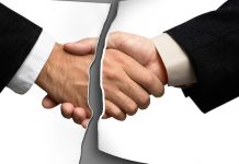 Épilogue | Marriott International met fin à son accord avec Sonder ! Two businessmen shaking hands @ credit depositphotos.com