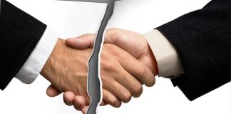 Épilogue | Marriott International met fin à son accord avec Sonder ! Two businessmen shaking hands @ credit depositphotos.com