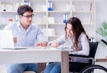 Éclairage, inclusion | Thalazur Bandol s’engage pour l’inclusion lors du DuoDay 2025 – Une journée de sensibilisation le 20 novembre pour changer le regard sur le handicap. Disabled student studying and preparing for college exams